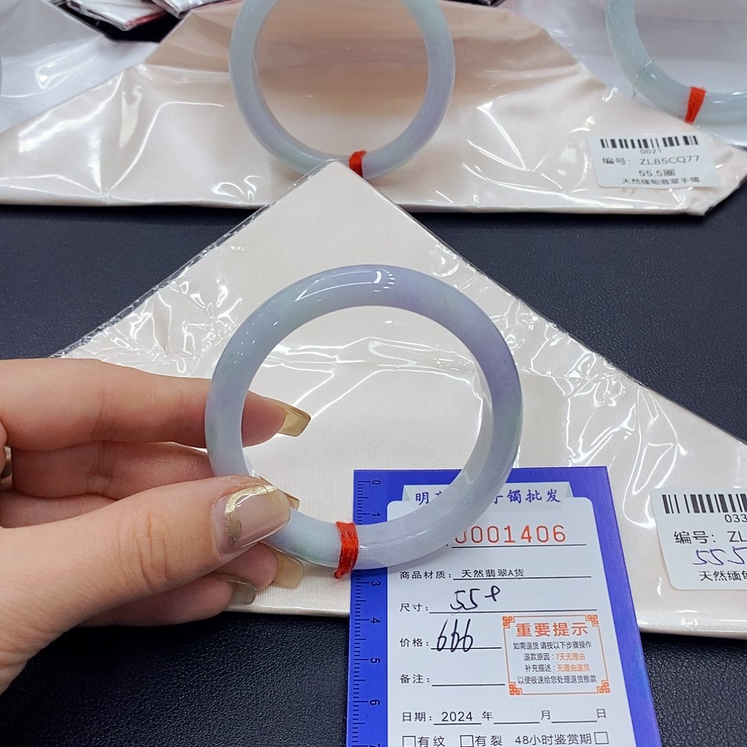 翡翠手镯未镶嵌翡翠手镯