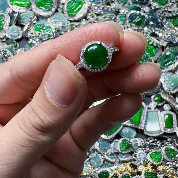 翡翠颈饰未镶嵌天然A货翡翠放漏