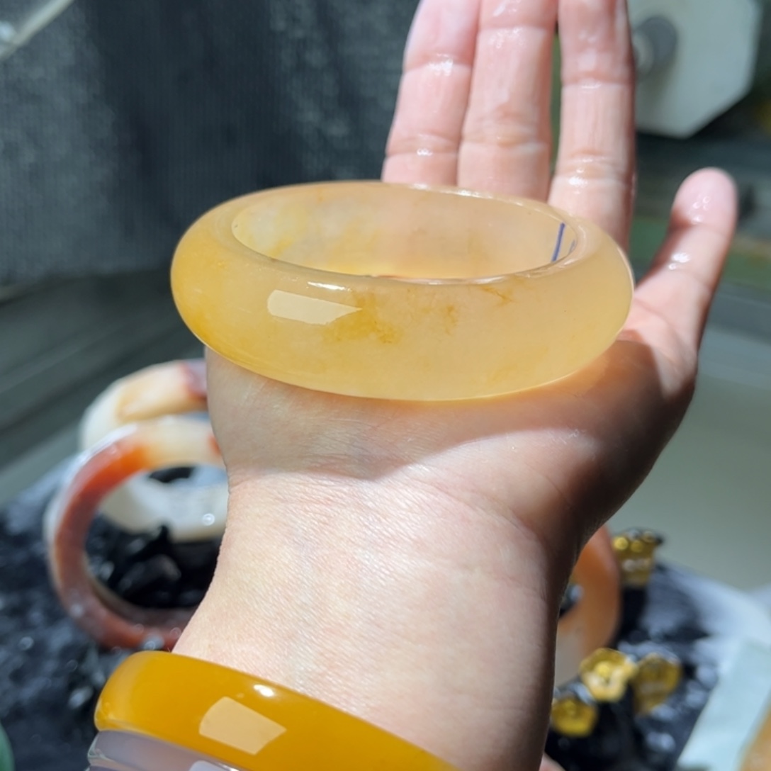 果***姐石英质玉未镶嵌手镯定制