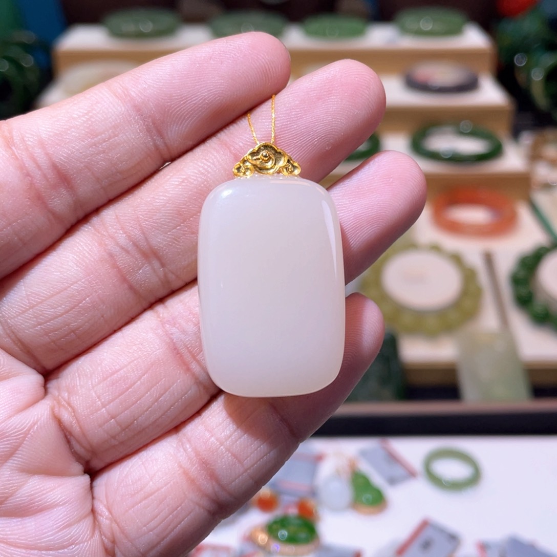 和田玉高品藕粉无事牌18K金镶嵌