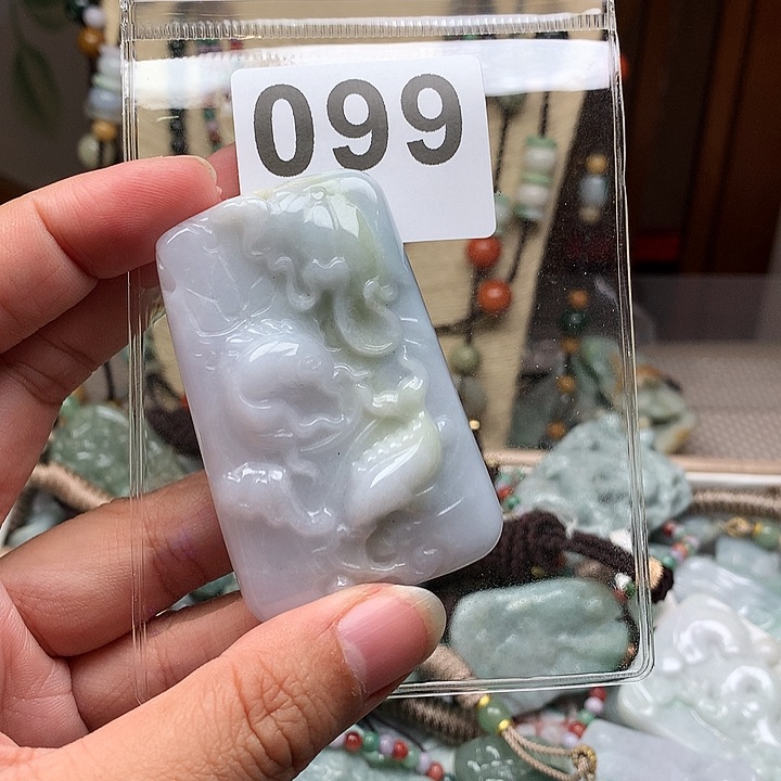 翡翠颈饰未镶嵌?****n翡翠