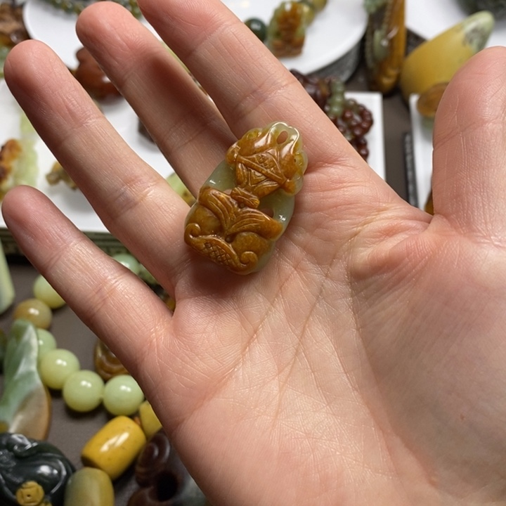 岫岩河磨玉（透闪石质玉）挂坠未镶嵌学*