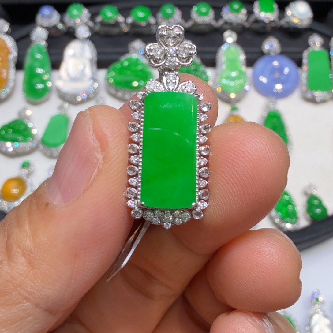 翡翠18K金镶嵌颈饰收到货48小时鉴赏期