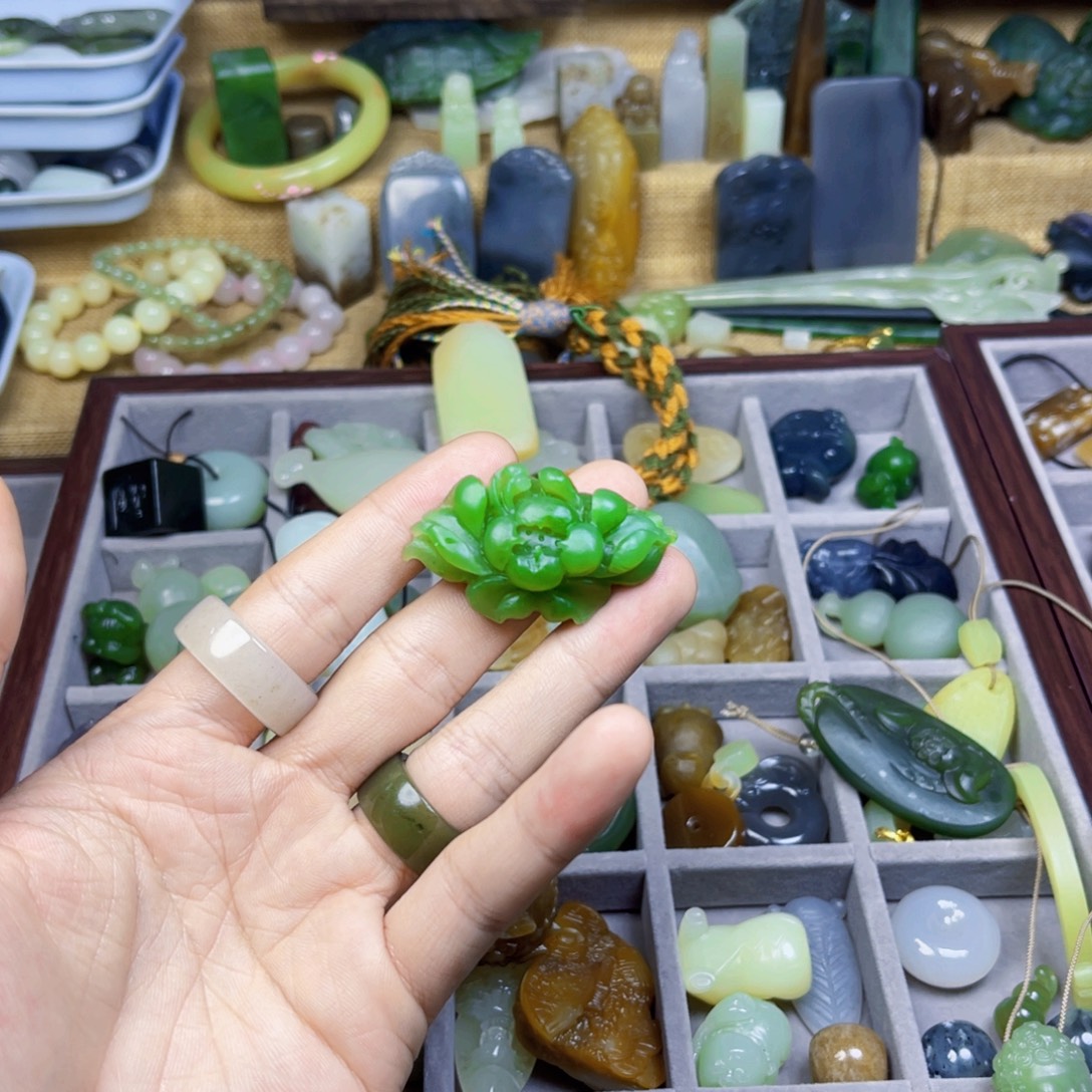 管***嘟和田玉未镶嵌颈饰