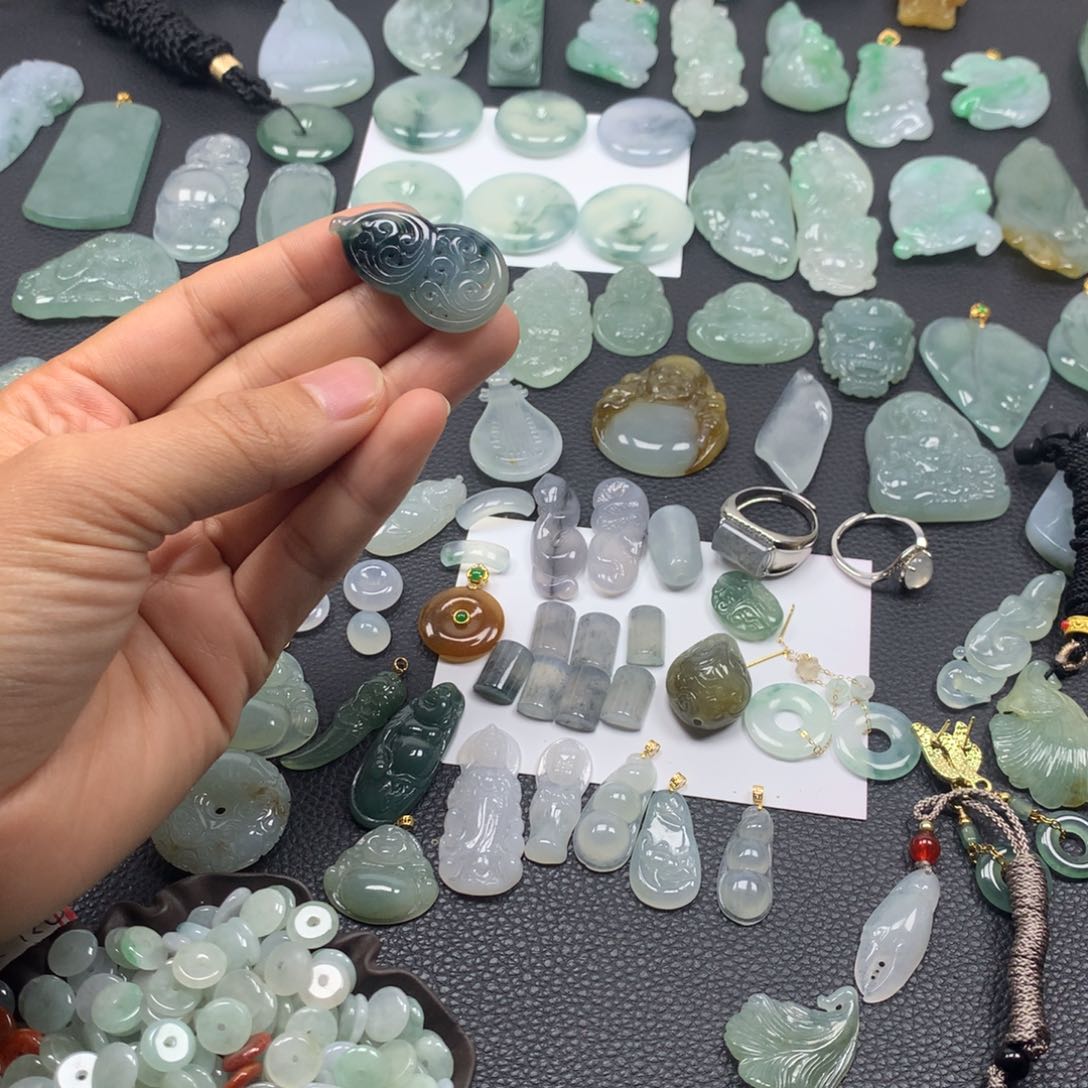 翡翠颈饰未镶嵌葫芦