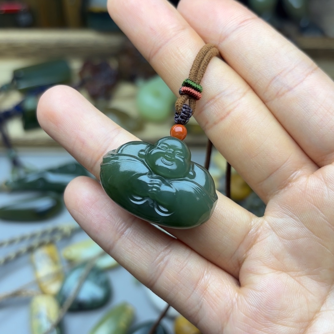 和田玉未镶嵌颈饰有瑕疵