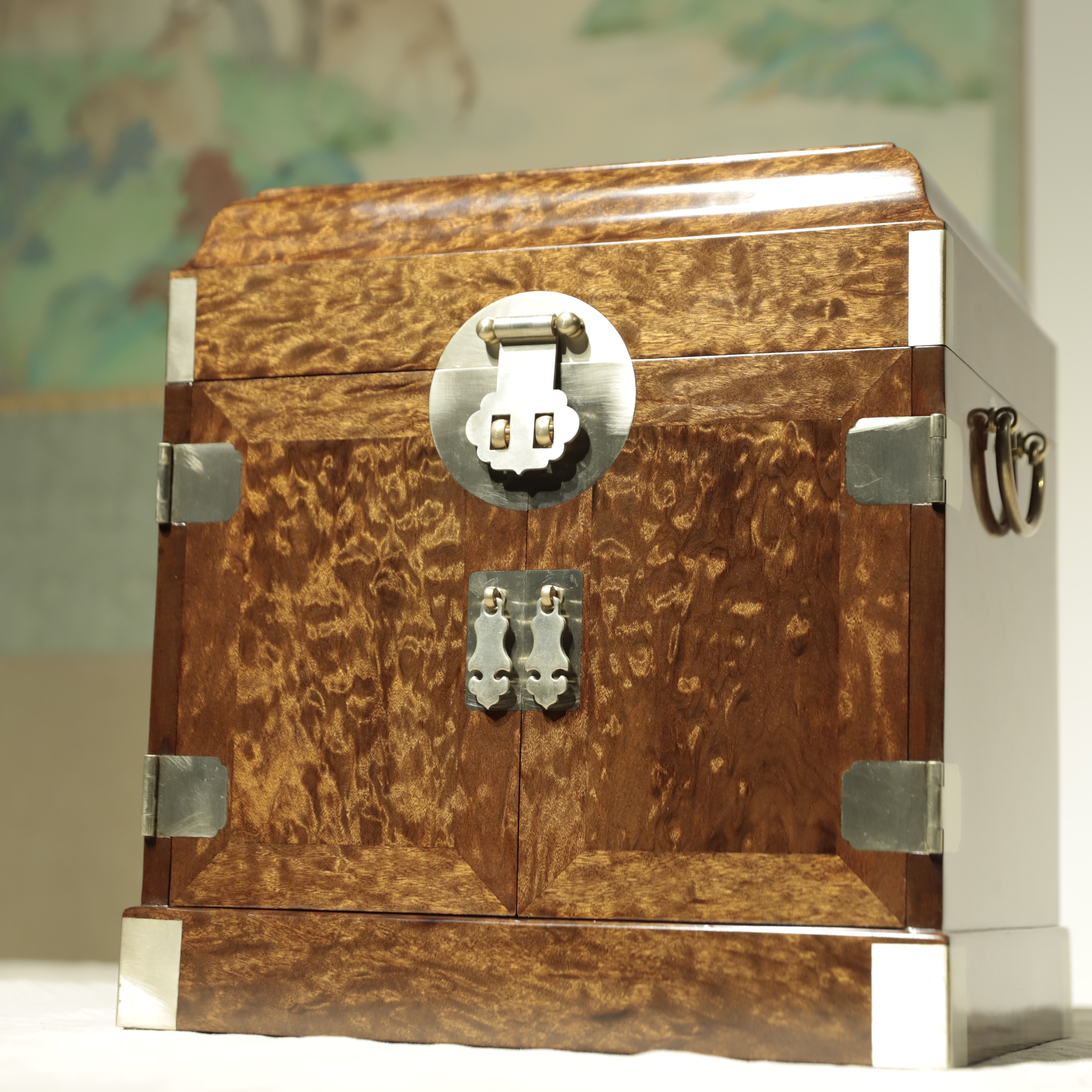 金丝楠阴沉龙胆纹一木一器官皮箱  33cm*30cm*23cm