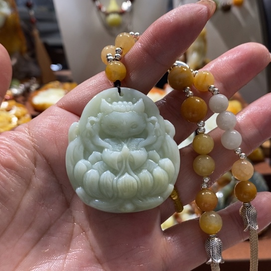 蛇纹石玉未镶嵌颈饰