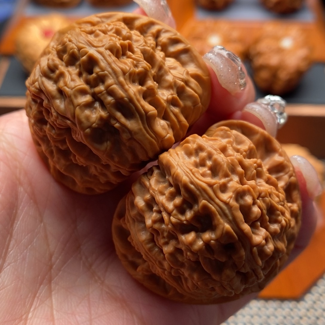 文玩核桃把件42尺寸三角白