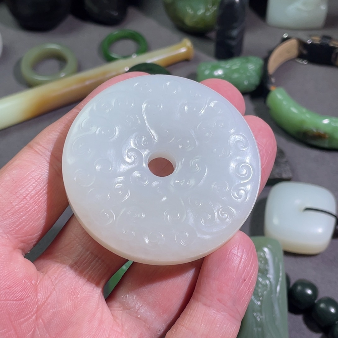 颈饰未镶嵌和田玉（碧玉）彩*