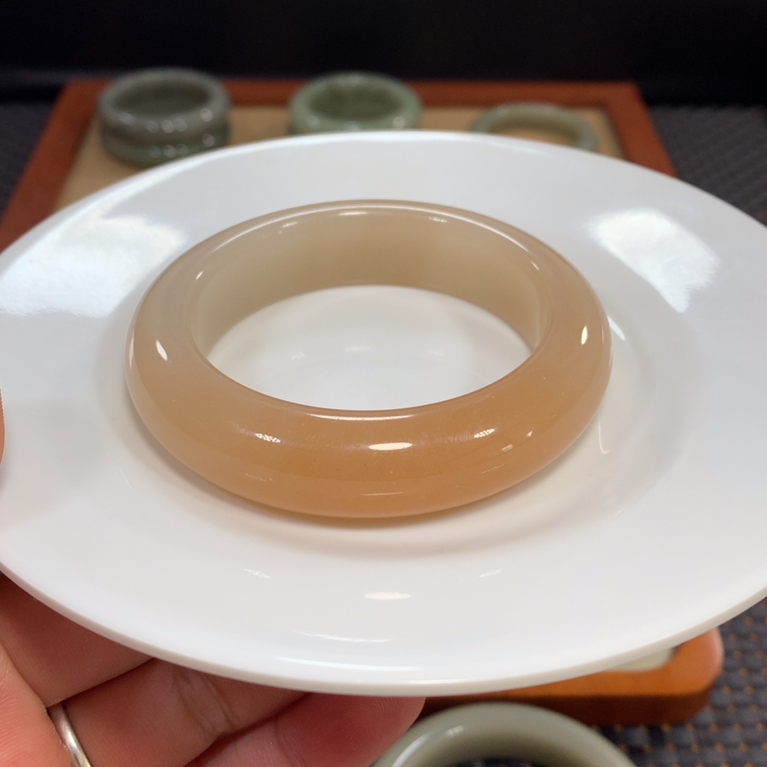 百***事石英质玉（佘太翠）未镶嵌手镯57.8糖镯