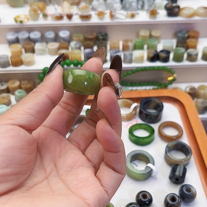 简***y和田玉未镶嵌戒指