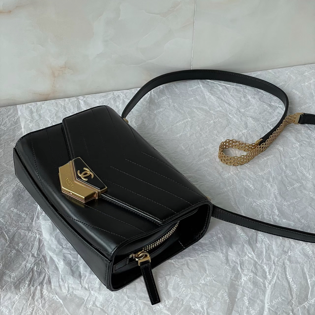 95新 Chanel/香奈儿 包展专属 Chanel 黑金V纹链条翻盖包 