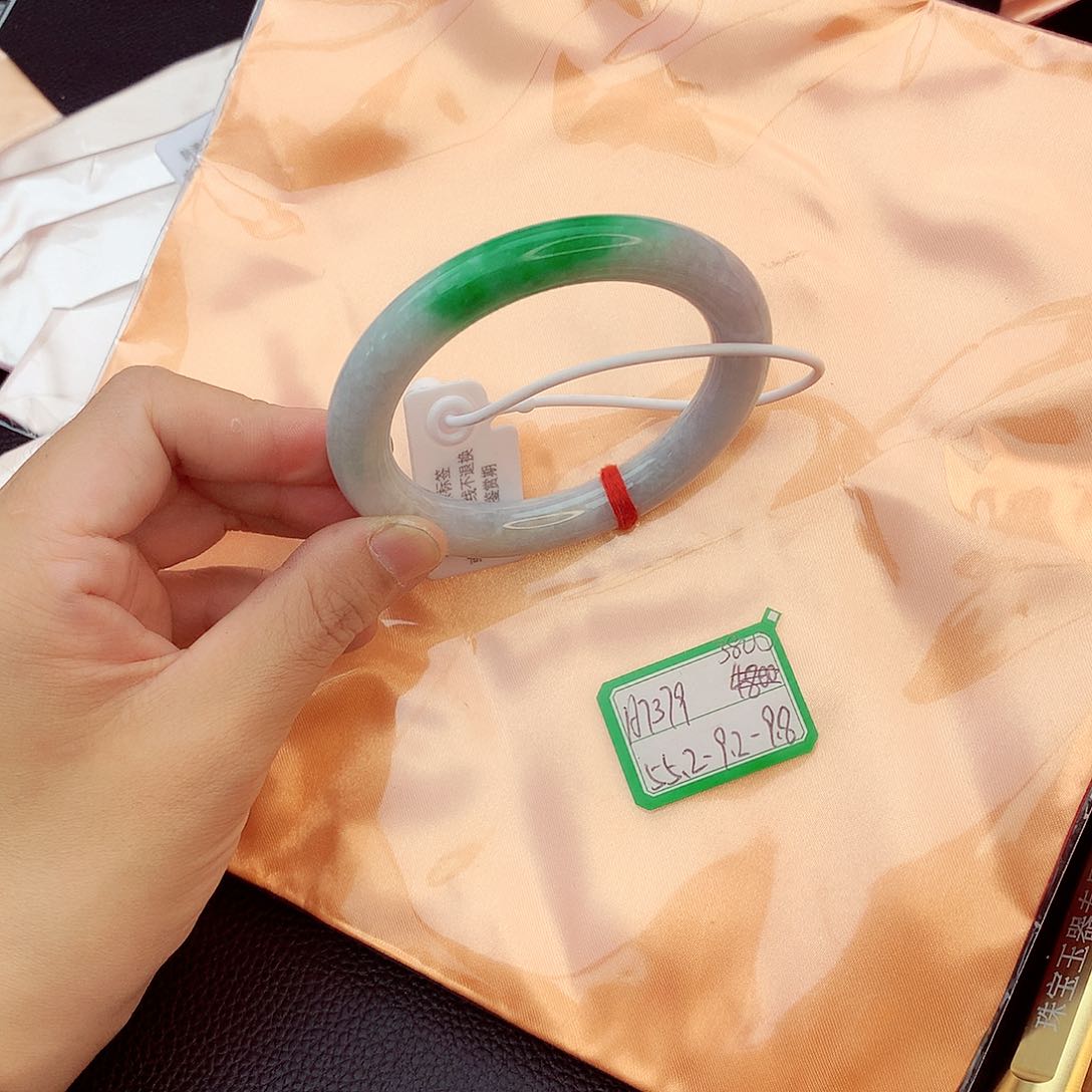 翡翠手镯未镶嵌翡翠