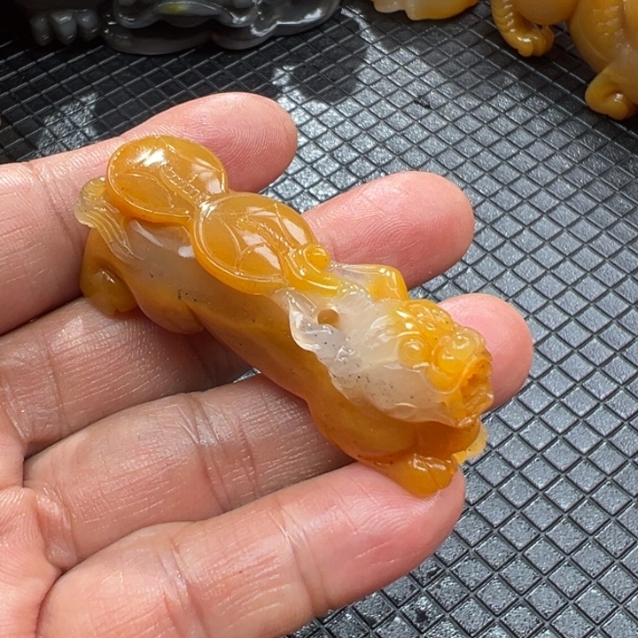 石英质玉（黄龙玉）颈饰合金