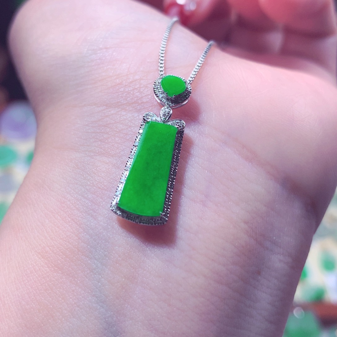 翡翠吊坠(不含链)18K金镶嵌家**贝