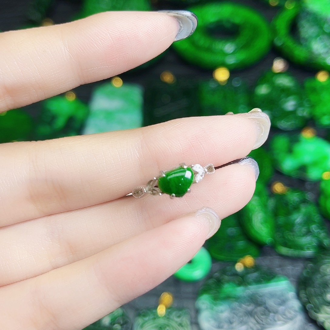 颈饰未镶嵌翡翠多样性