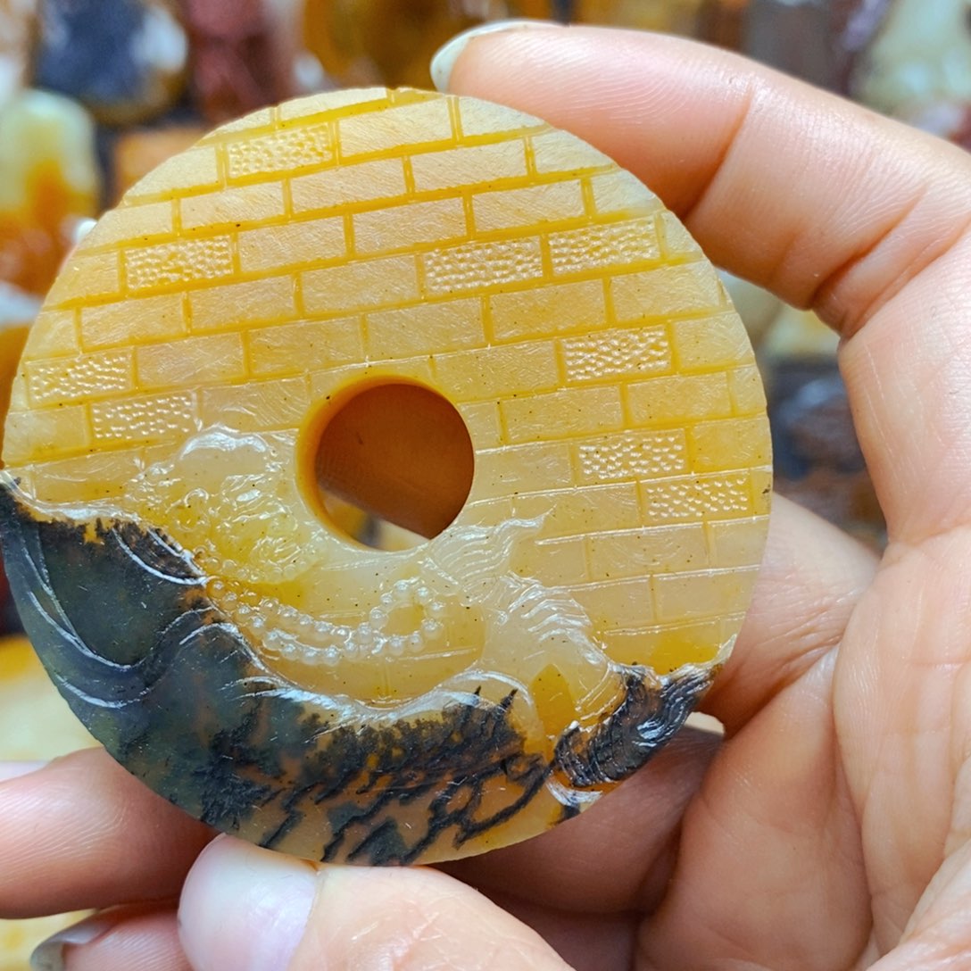 石英质玉（黄龙玉）颈饰未镶嵌