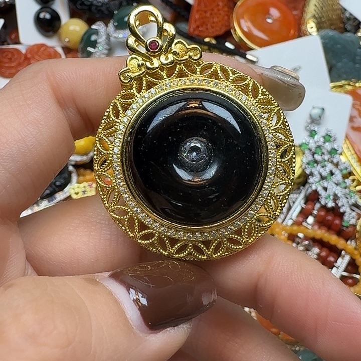 郁****翡翠未镶嵌颈饰翡翠