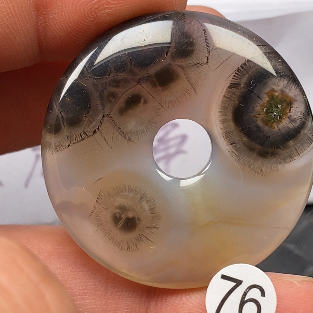 肖***迪玛瑙/玉髓未镶嵌颈饰挂件