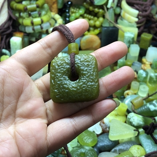 未镶嵌岫玉吊坠戈*