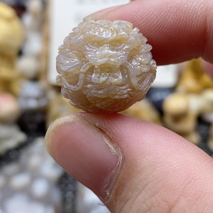 颈饰未镶嵌硅化珊瑚（珊瑚玉）通孔