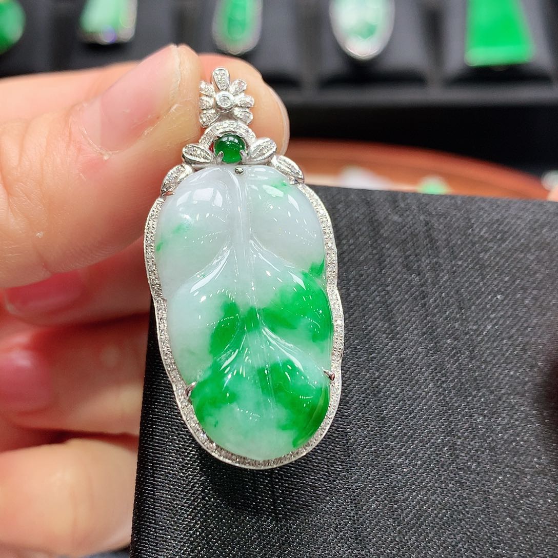 翡翠颈饰18K金镶嵌叶子