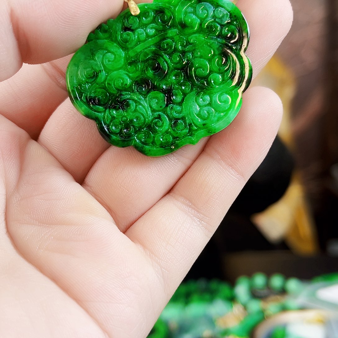 翡翠18K金镶嵌颈饰吊坠