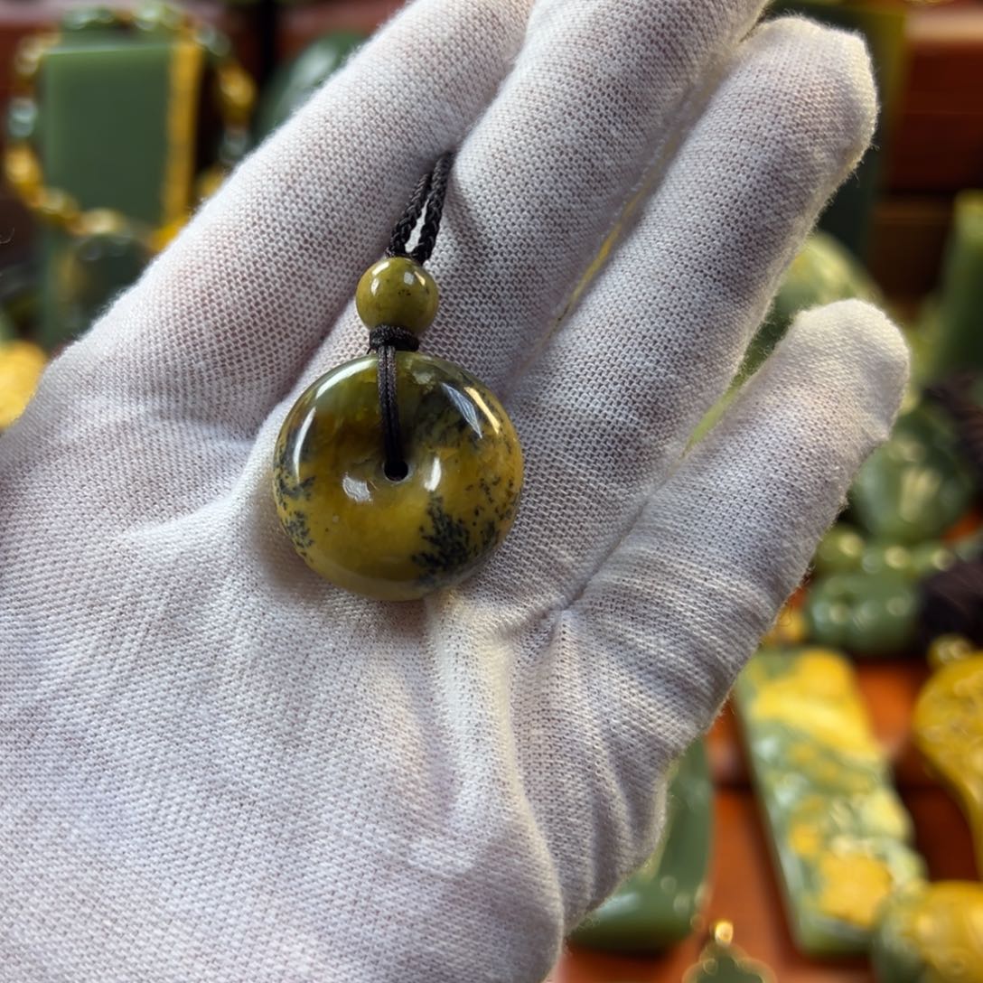 岫岩河磨玉（透闪石质玉）颈饰未镶嵌