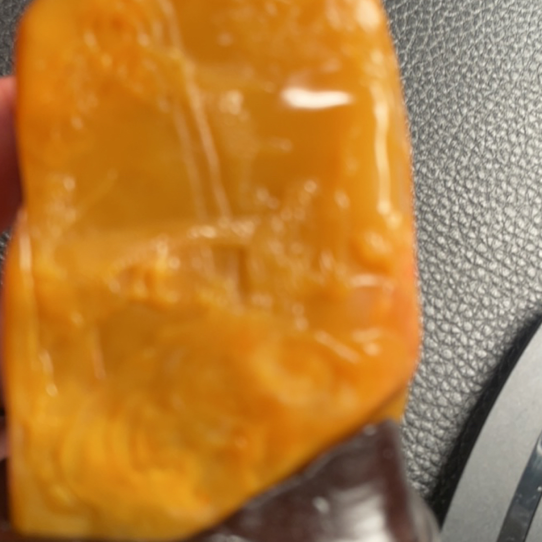 昌化田黄雕刻件质地通透，温润细腻