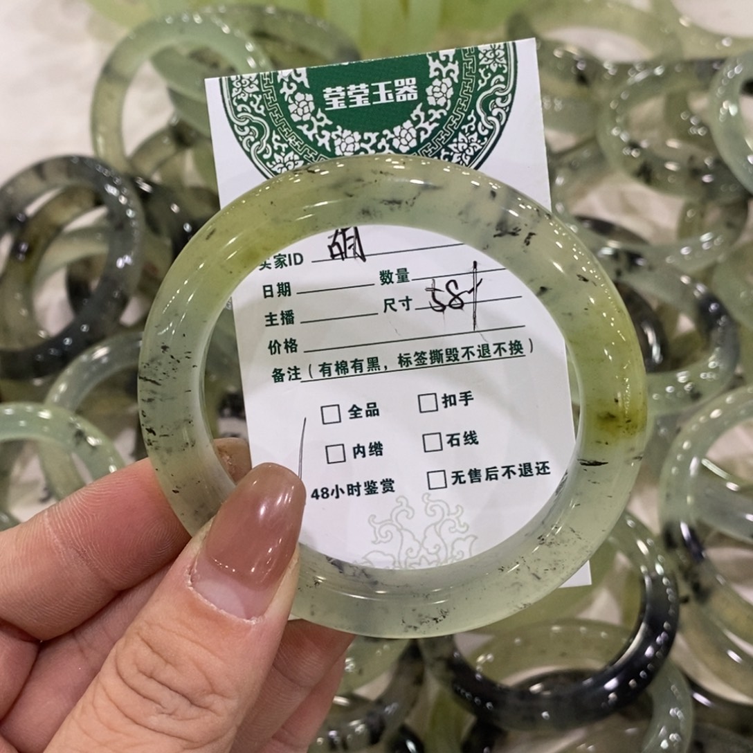 胡****蛇纹石玉未镶嵌手镯