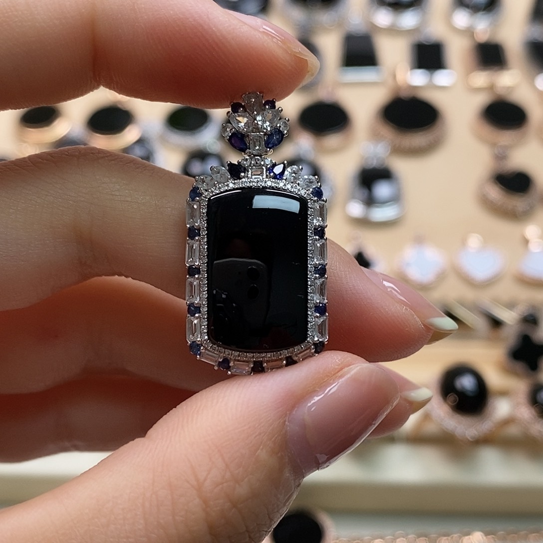 翡翠颈饰18K金镶嵌天然翡翠墨翠