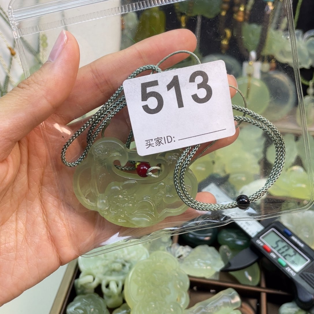 蛇纹石玉未镶嵌颈饰瑕疵款