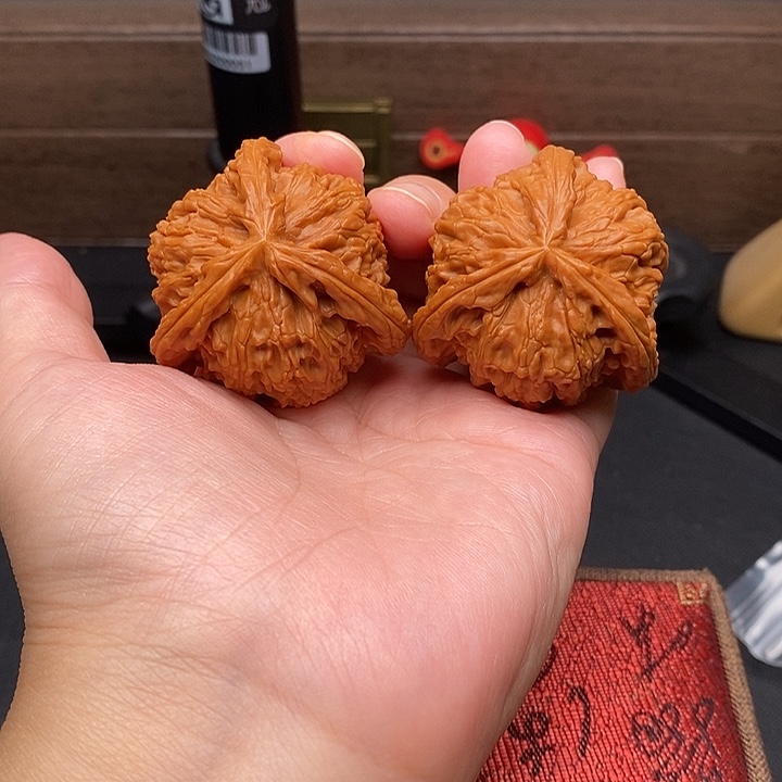 留***手文玩核桃把件白奔