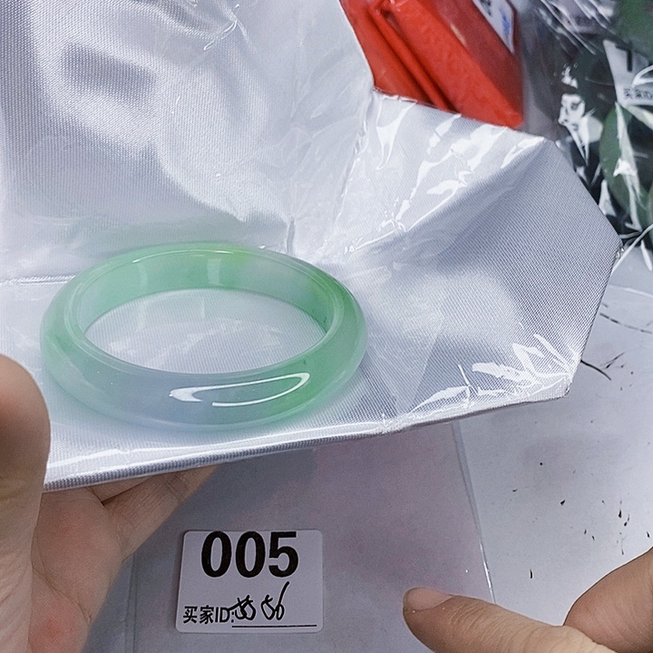 翡翠未镶嵌手镯一图一物实物为准（微瑕处理）