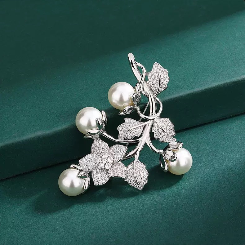 S-049洁白水果花高级胸针