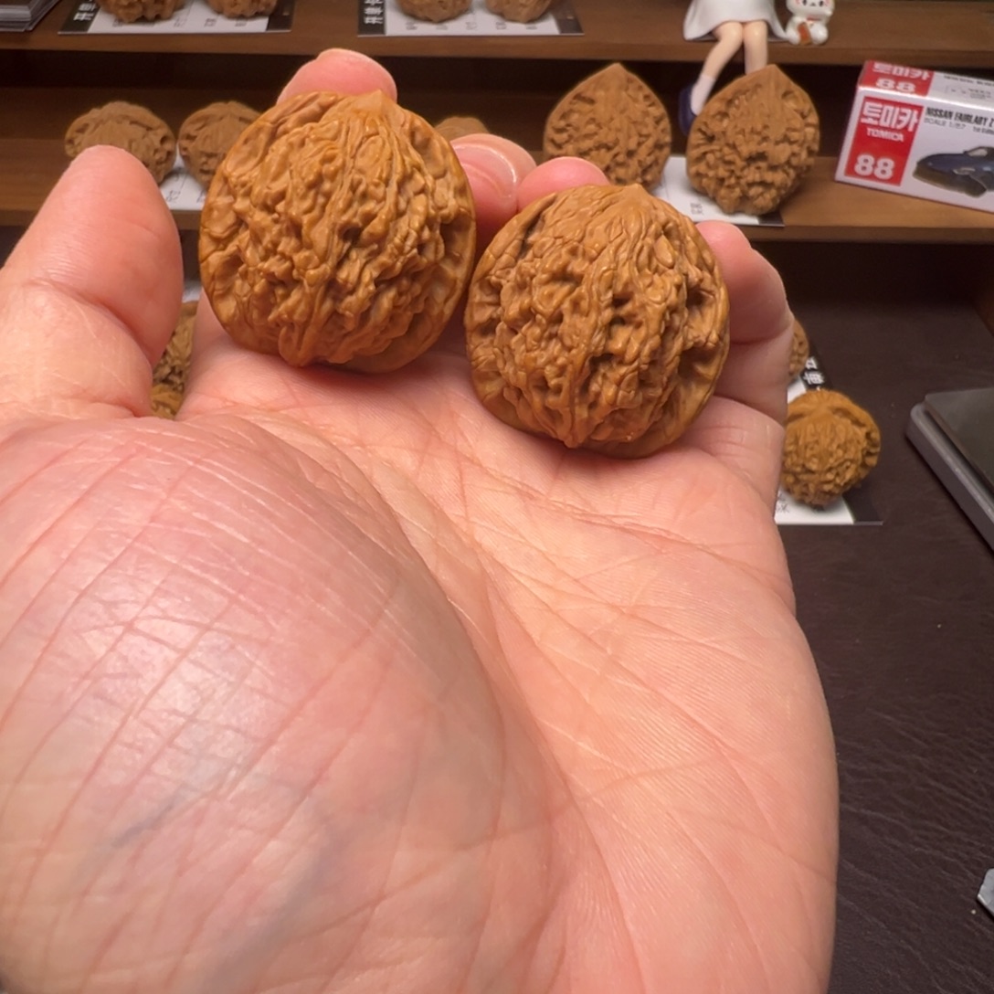 把件文玩核桃红皮虎头手捻35