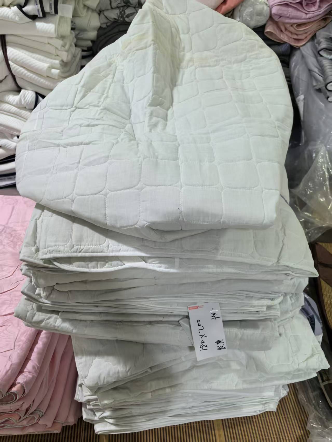 《厚广家》3楼180×200白色化纤绗缝薄款床垫 发1张 发黄