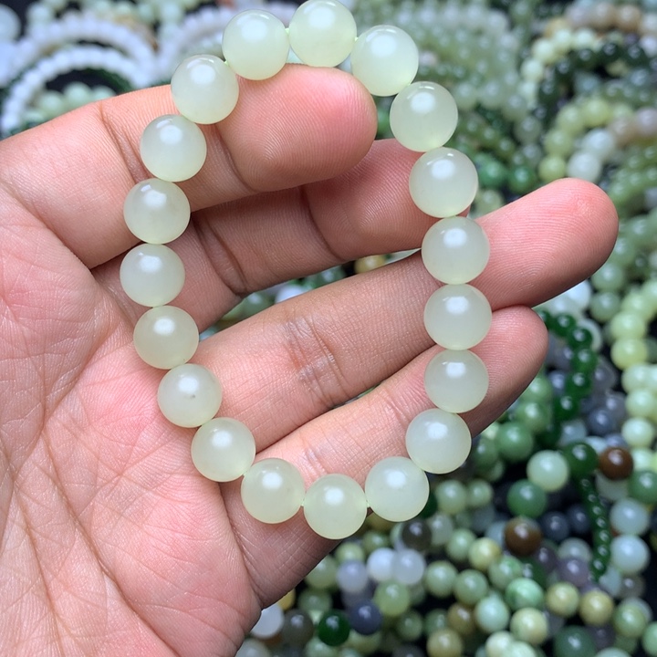 の***蚊和田玉未镶嵌手串黄晴