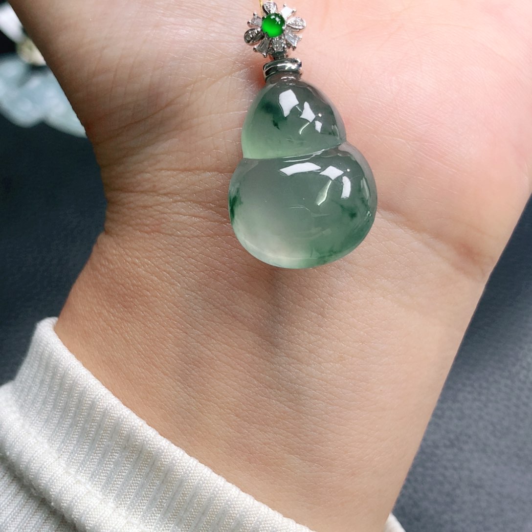翡翠18K金镶嵌颈饰葫芦