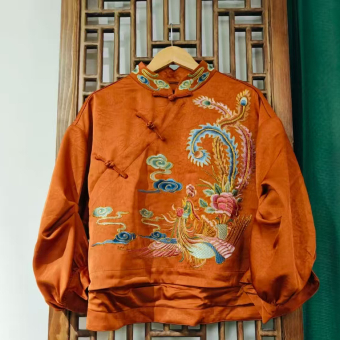 双凤（LS488-60） 凤徕兮橘色光板底彩凤刺绣捏褶斜襟盘扣上衣