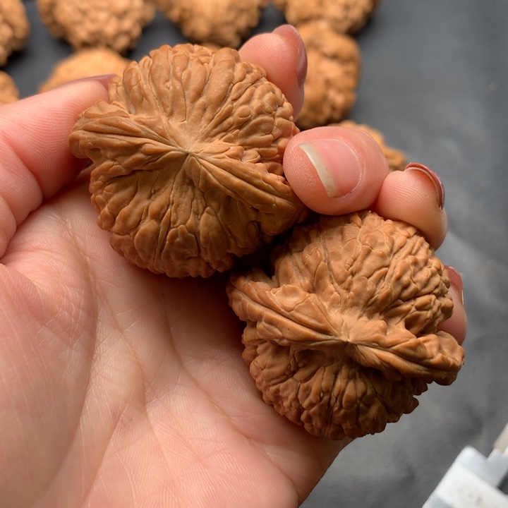 文玩核桃吊坠白狮子