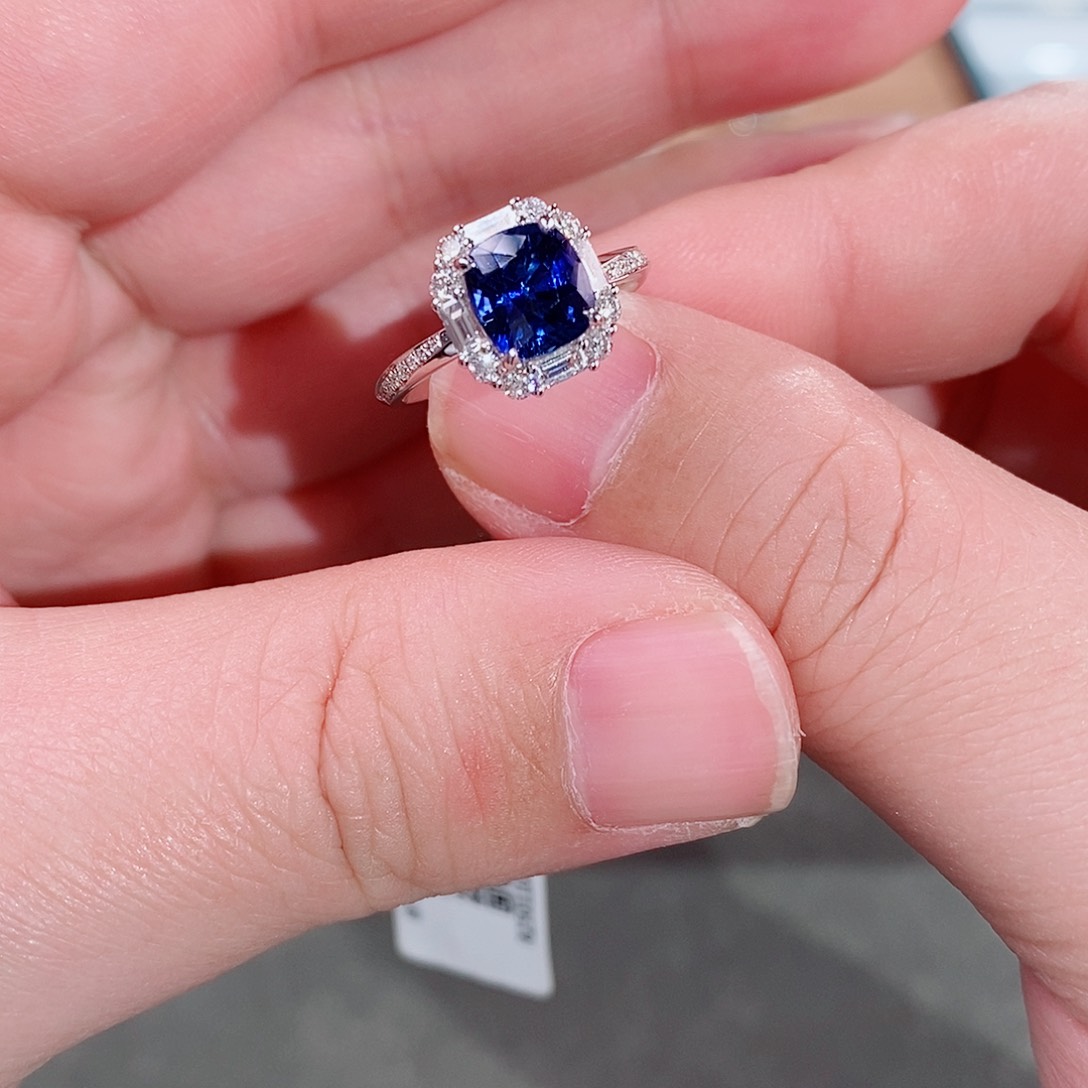 蓝宝石戒指18K金镶嵌2.17克拉皇家蓝