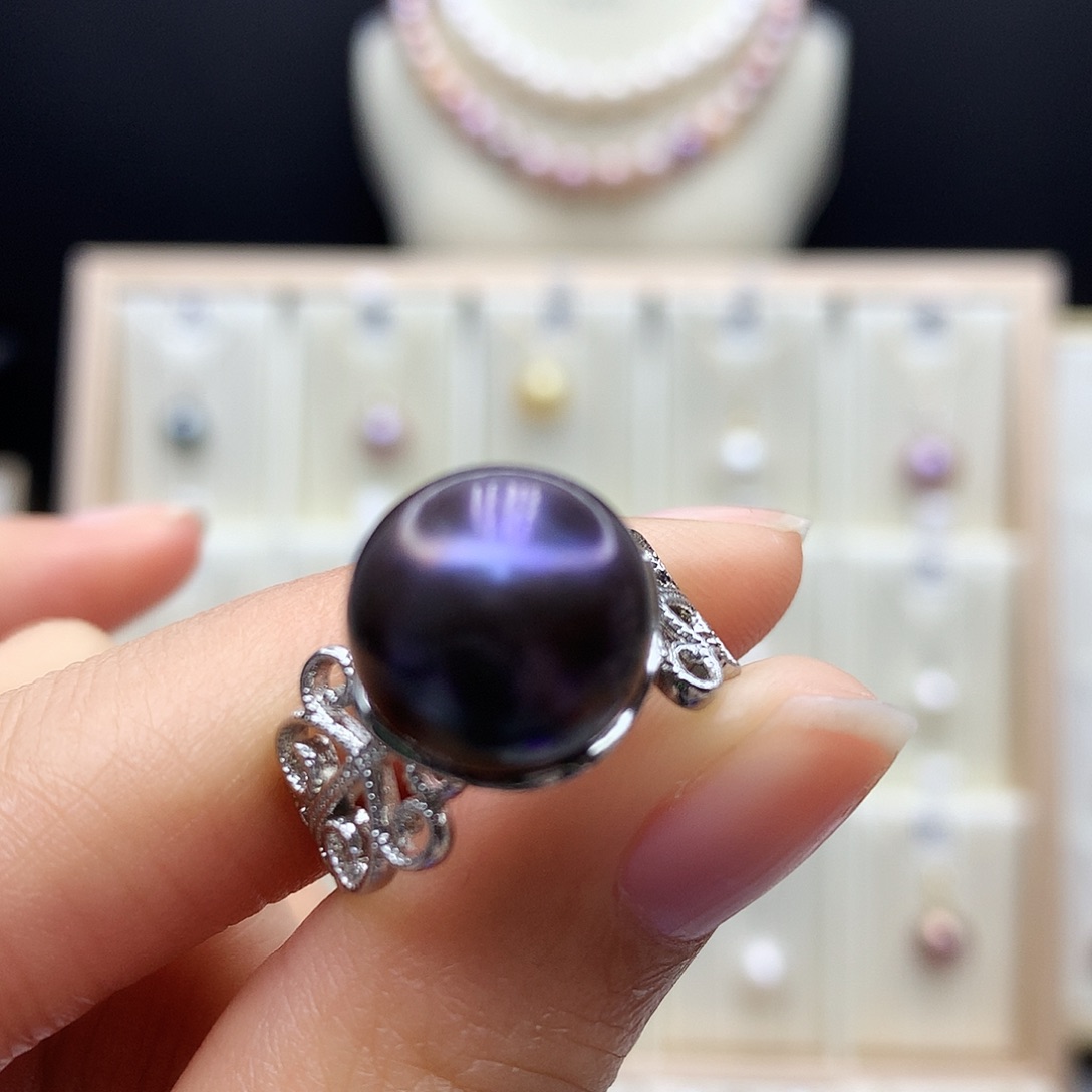 王***妃颈饰合金淡水珍珠