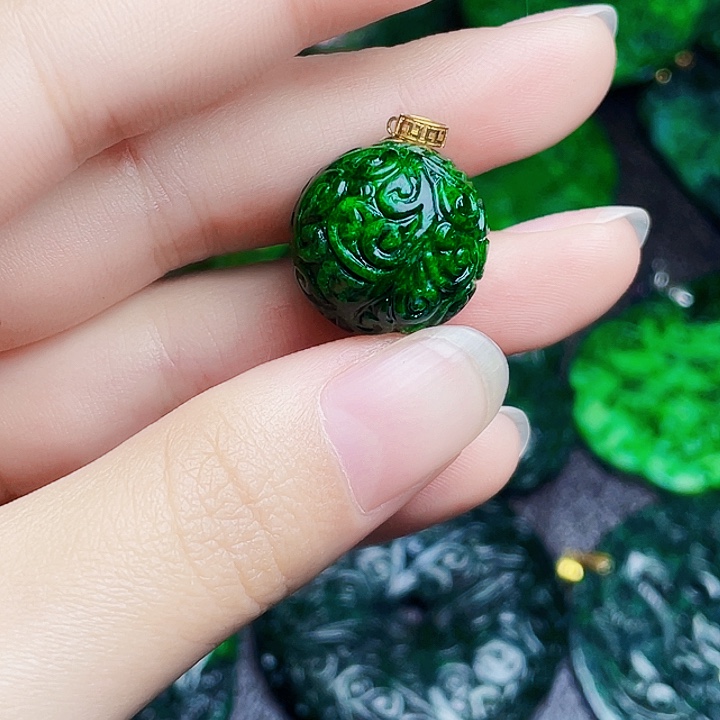翡翠18K金镶嵌颈饰多样性
