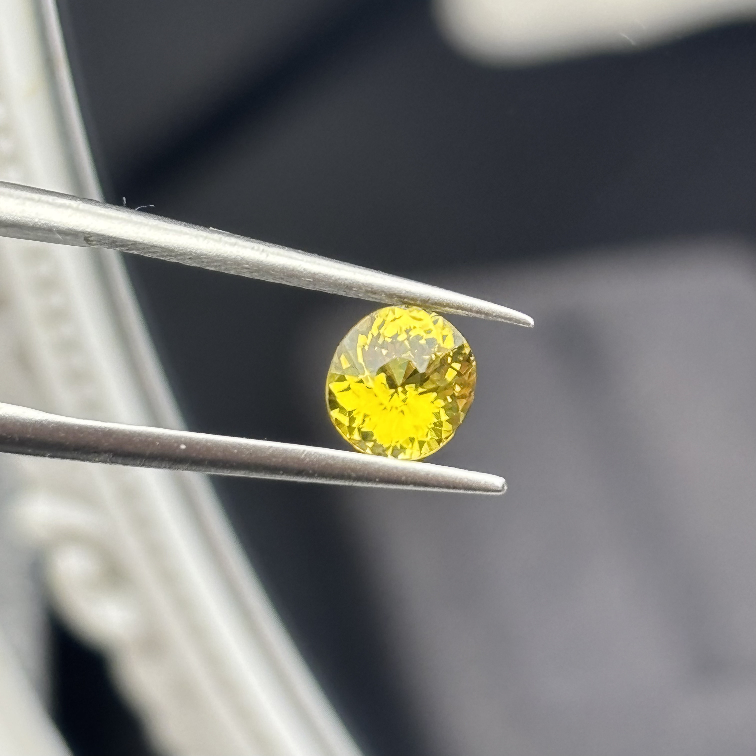 「金芒」天然马里榴石1.04克拉 5.6×6mm 满火彩颜色明亮 可代镶嵌