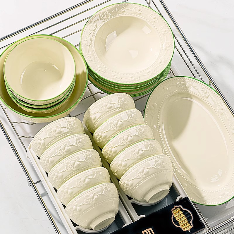 4.5英寸草莓庄园面碗陶瓷家用汤碗浮雕轻奢高档米饭碗创意碗碟盘