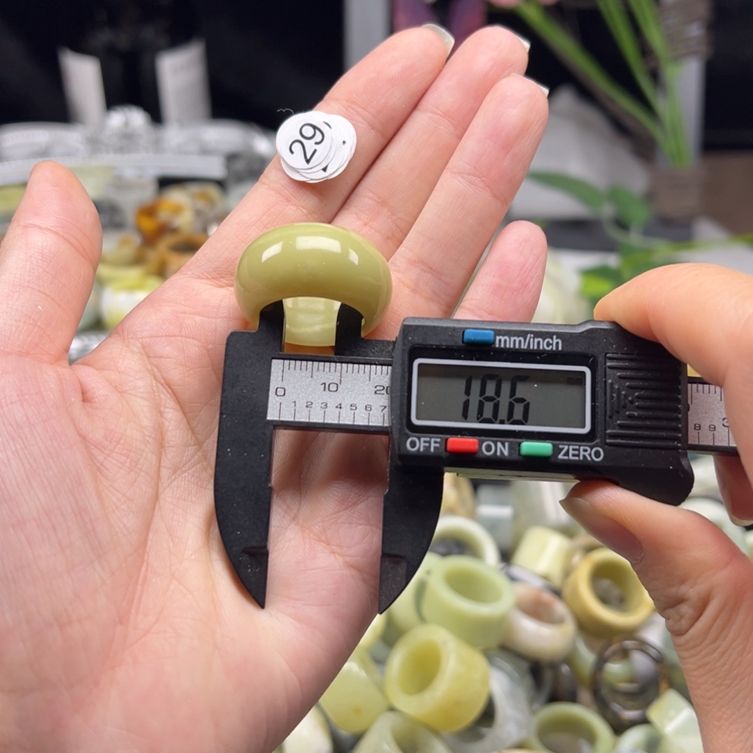 蛇纹石玉未镶嵌戒指