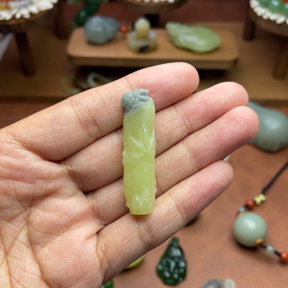 和田玉未镶嵌颈饰有包容处理