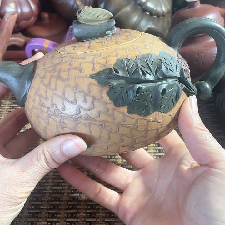 紫砂茶壶原矿泥料手工制作的紫砂壶。